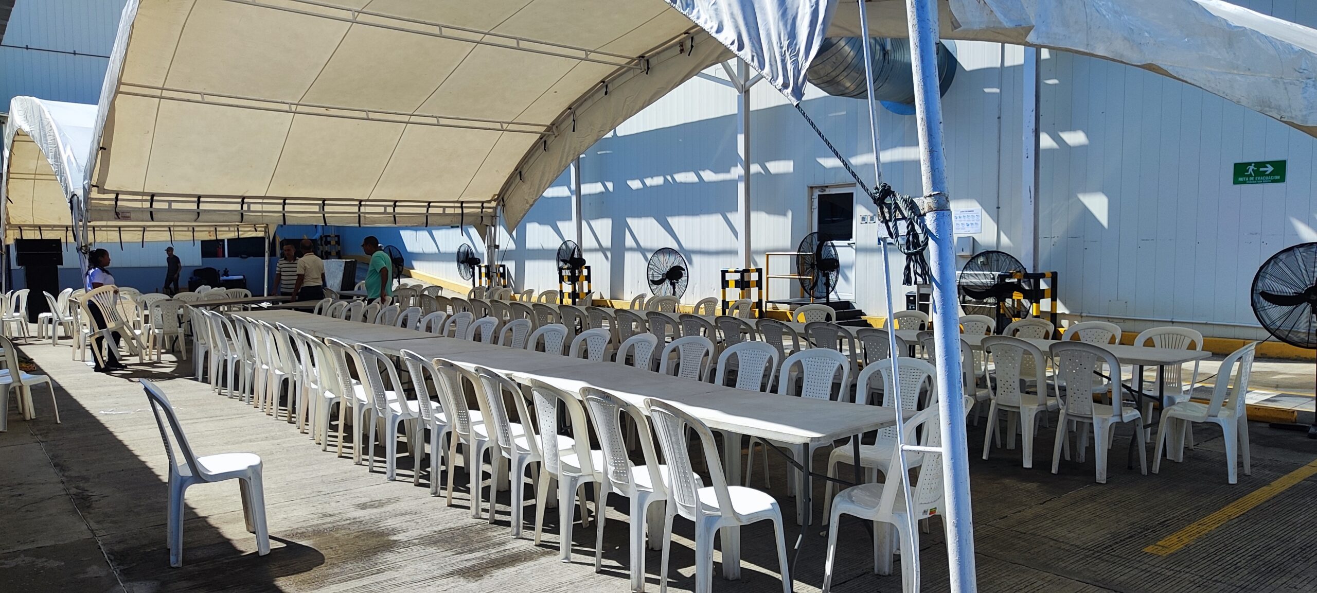 Bodega provisional en Cartagena estructura tipo hangar industrial